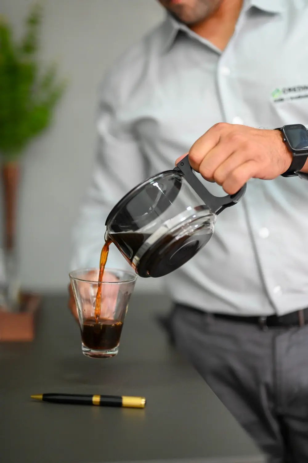 Café sendo servido no escritório